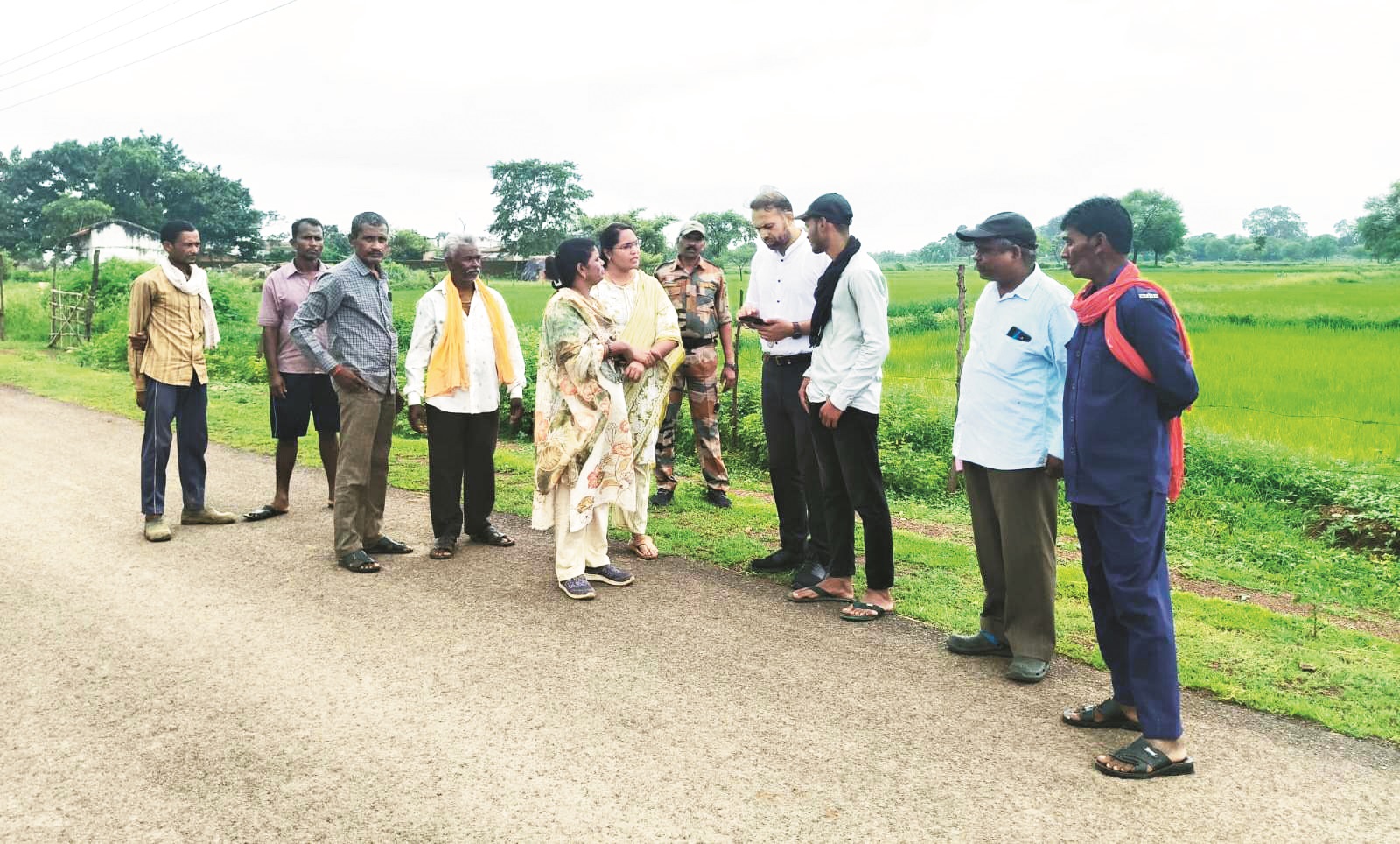 डिजिटल फसल सर्वेक्षण का कलेक्टर ने किया निरीक्षण