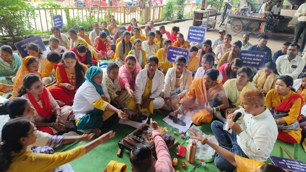 सरकार को सद्बुद्धि देने हड़ताली  एनएचएम कर्मियों ने किया यज्ञ