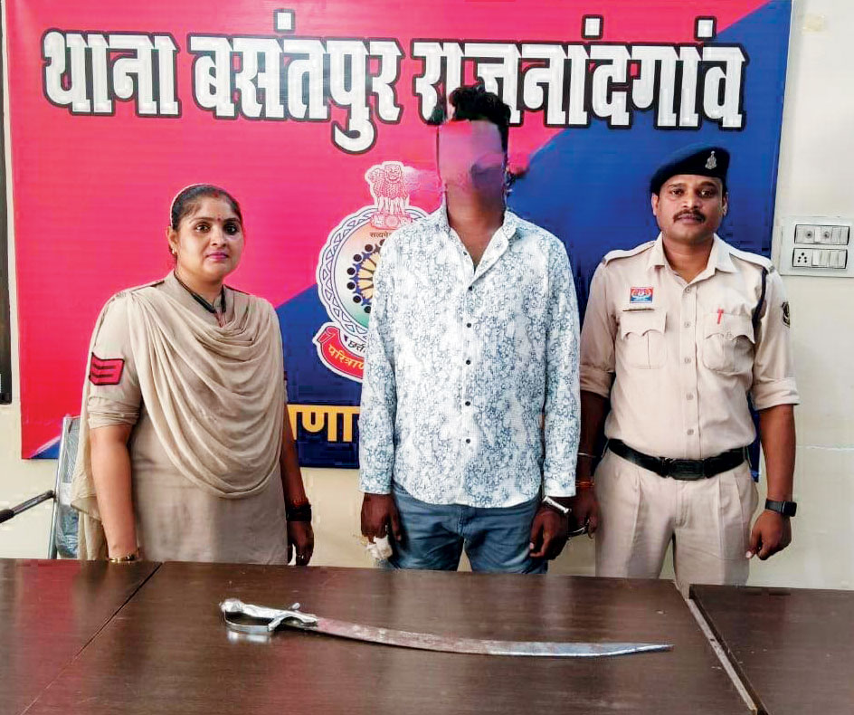 ओवरटेक को लेकर तलवार से हमला, एक गिरफ्तार, एक फरार