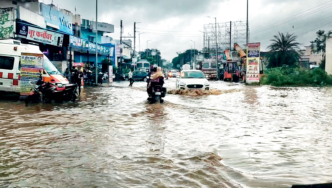 दोपहर बाद आधे घंटे की जोरदार बारिश, नाली का पानी सडक़ पर