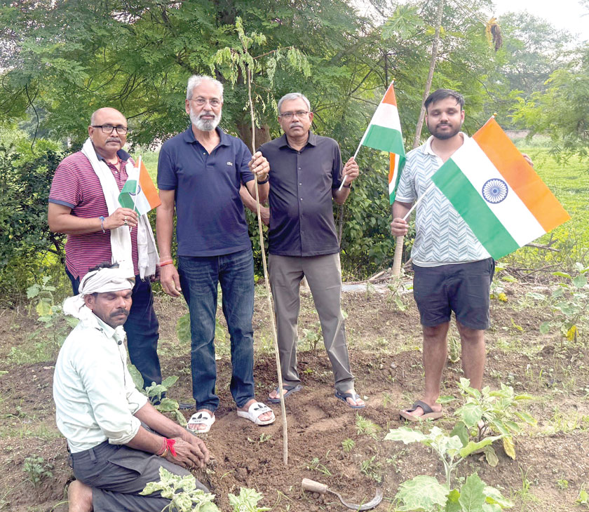 300 पौधे लगाने की प्रतिज्ञा पूरी कर रहे व्यास व साथी