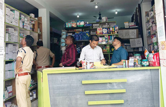 दवा दुकानों का औचक निरीक्षण