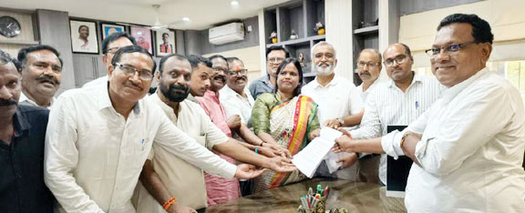 2014 से गोधनपुर-फुंदुरडिहारी क्षेत्र की भूमि पर लगी रोक को हटाने वार्डवासियों संग महापौर व पूर्व मंत्री पहुंचे आयुक्त कार्यालय