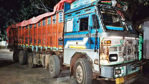 बिना अनुमति ट्रक से लकड़ी परिवहन, जब्त