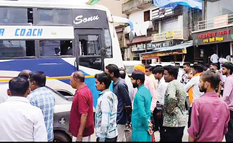 महिला यात्री से अभद्रता पर परिजनों ने किया हंगामा