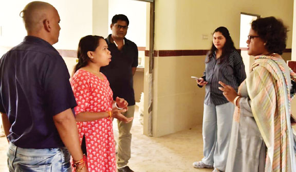 कलेक्टर ने पीएचसी के नवनिर्मित भवन का किया निरीक्षण