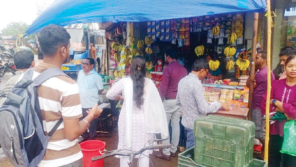 बस स्टैंड परिसर में कचरा फेंकने वाले दुकानदार पर कार्रवाई