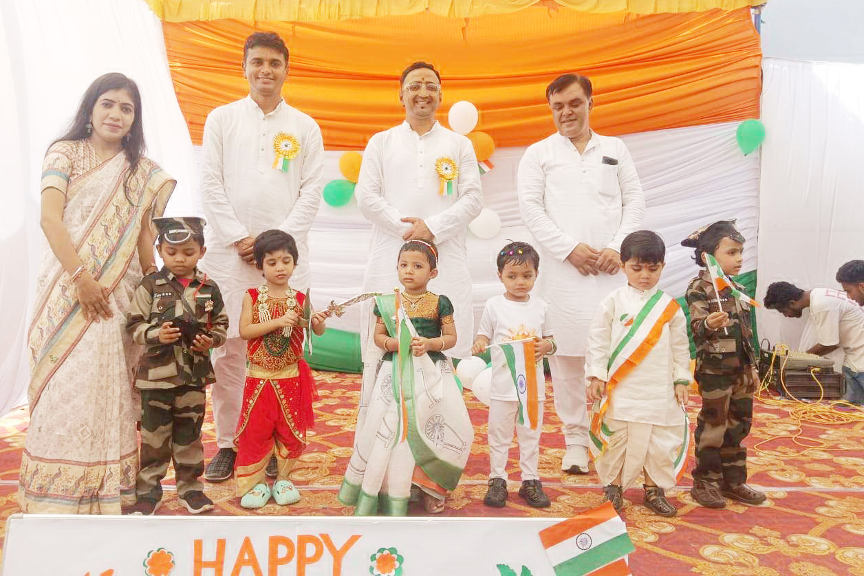 द्रोणाचार्य पब्लिक स्कूल में स्वतंत्रता दिवस मनाया गया