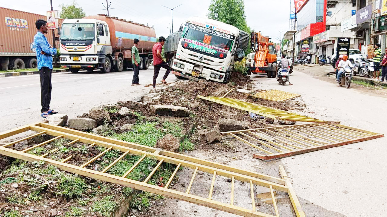 मवेशी को बचाते ट्रक से भिड़ी कार