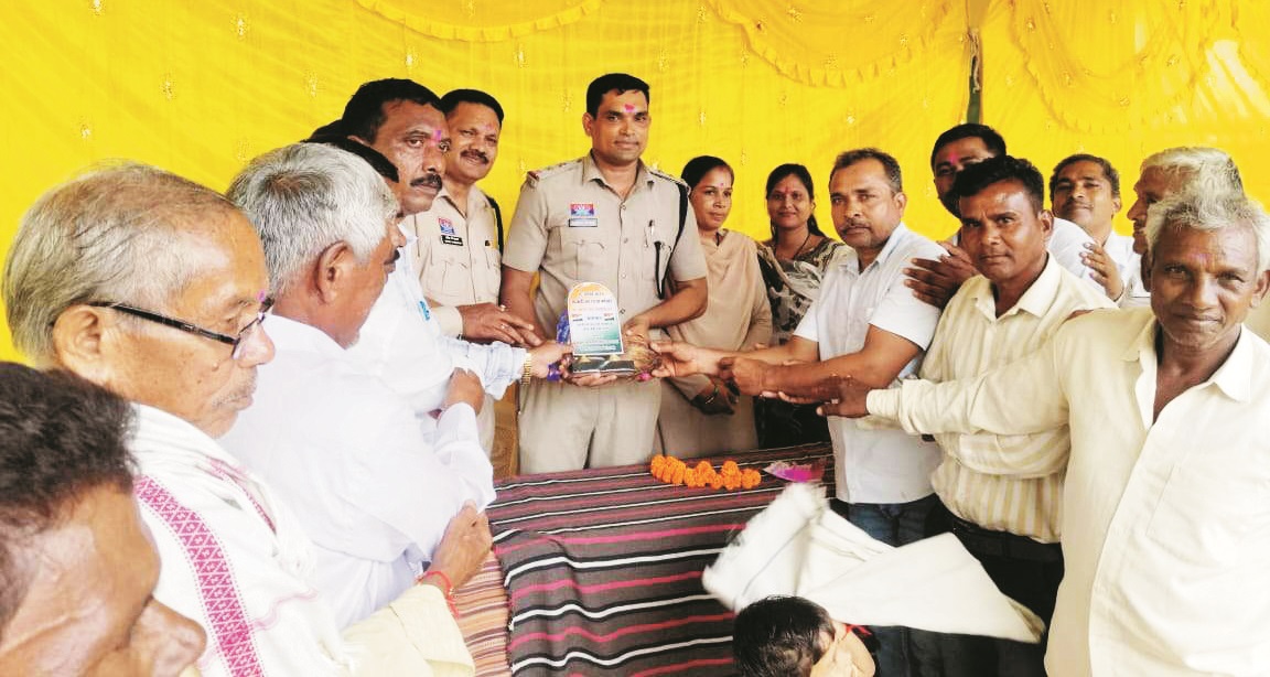 चौकी प्रभारी का ग्रामीणों ने किया सम्मान