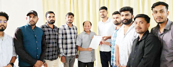 विधि संकाय में सीट बढ़ाने व कक्षाएं प्रारंभ करने एनएसयूआई ने सौंपा ज्ञापन