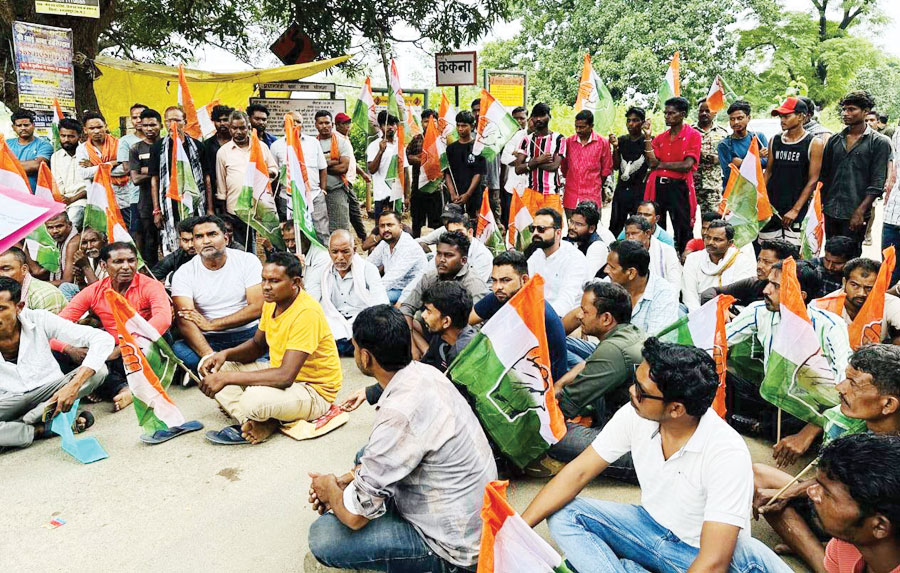 ग्रामीण सडक़ों पर भारी वाहनों के आवाजाही का विरोध, युवा कांग्रेस ने किया चक्काजाम