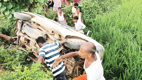 स्कूली गाड़ी पलटी, कई बच्चे जख्मी