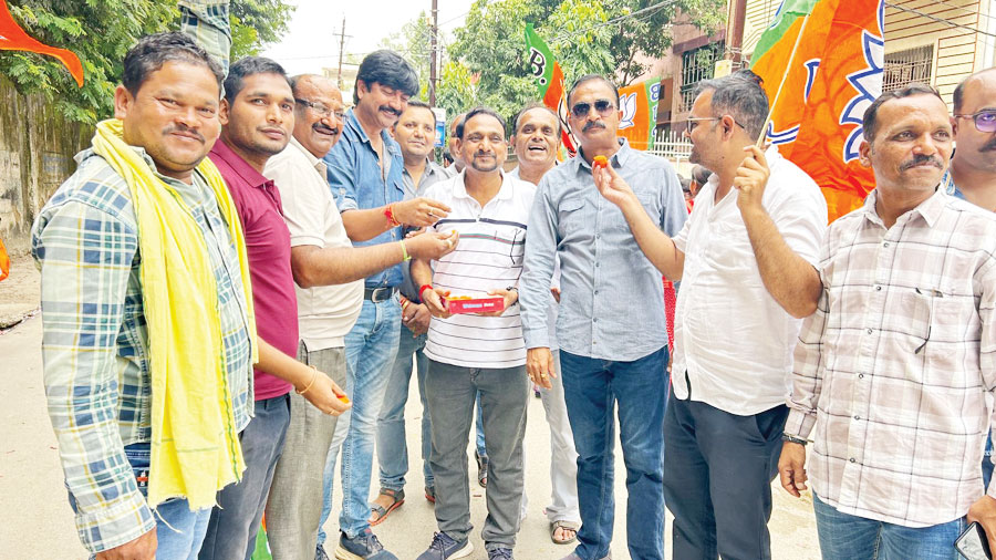 राजेश अग्रवाल के कैबिनेट मंत्री बनने पर भाजपाइयों ने की आतिशबाजी, मिठाई बांटी