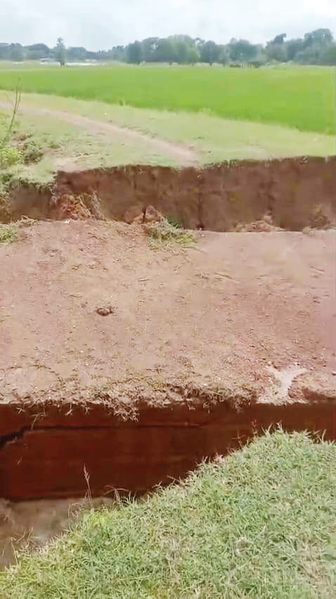 21 लाख की पुलिया पहली बारिश में ध्वस्त, ग्रामीणों का फूटा गुस्सा