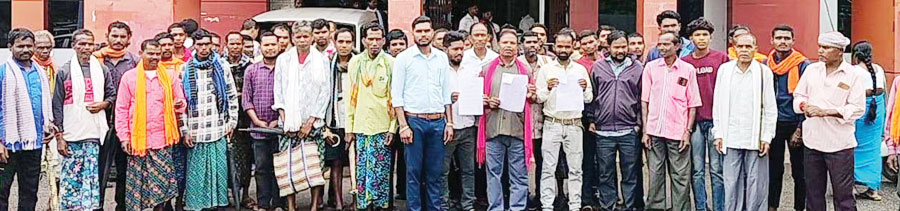 खंडहर हो चुका स्कूल भवन, आसमान के नीचे पढऩे मजबूर बच्चे