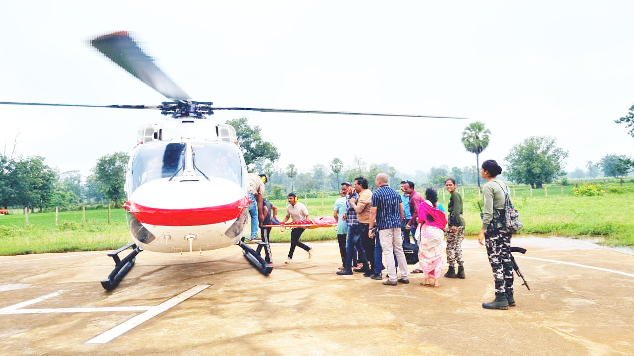बीमार आंगनबाड़ी कार्यकर्ता को पुलिस ने एयरलिफ्ट कर पहुंचाया अस्पताल