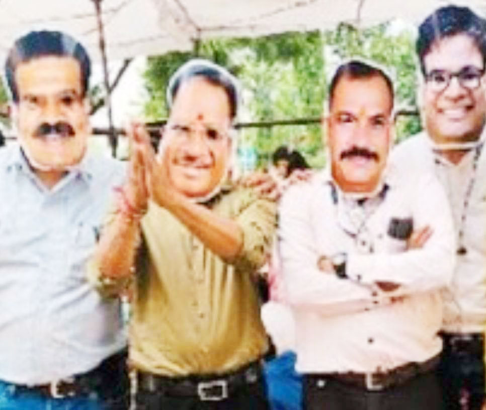 सीएम और मंत्रियों का मुखौटा पहन एनएचएम कर्मियों ने किया प्रदर्शन