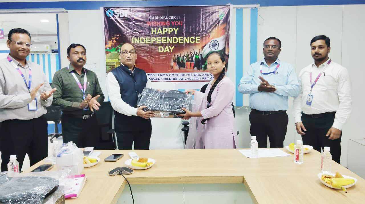 बोर्ड परीक्षा में श्रेष्ठ प्रदर्शन करने वाले विद्यार्थियों को एसबीआई ने दिए लैपटॉप