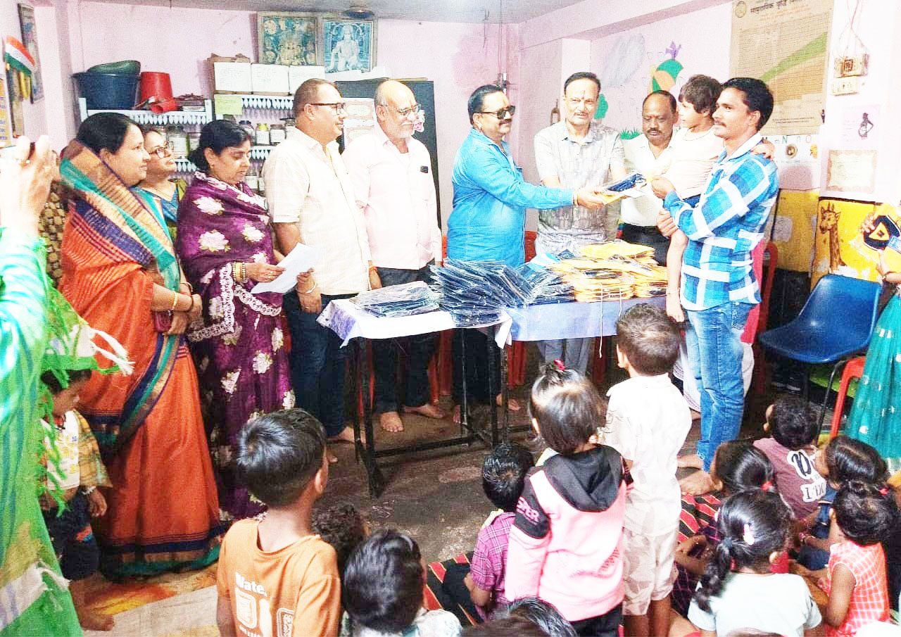 ब्राम्हण समाज की मातृशक्तियों ने आंबा   के 44 बच्चों को बांटे यूनिफार्म