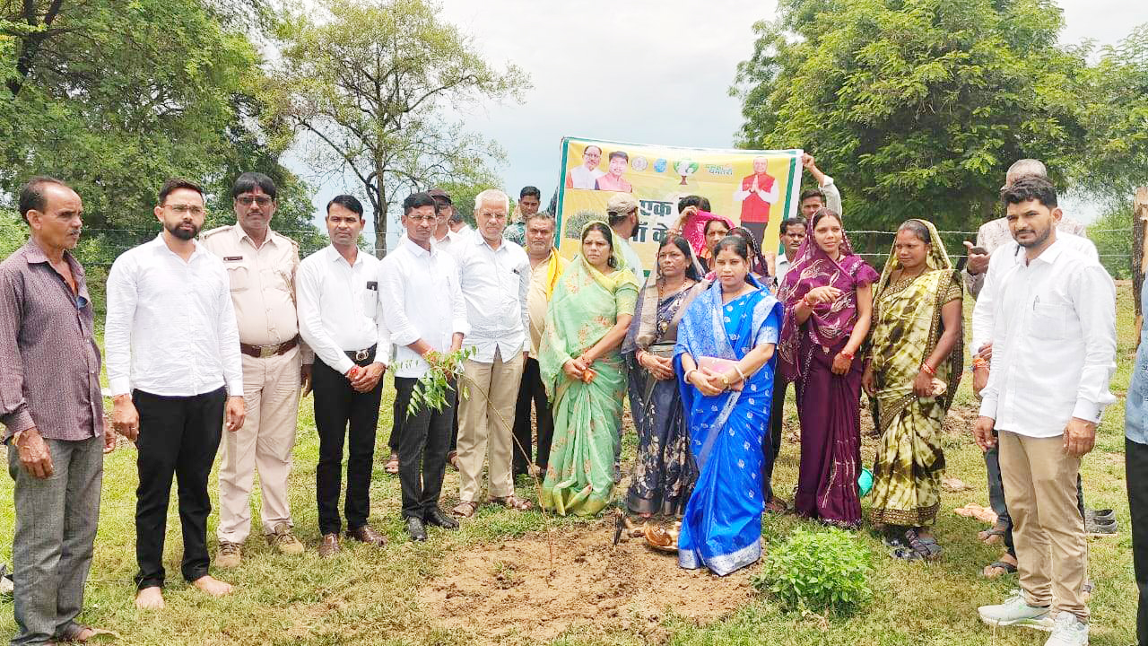 जनप्रतिनिधियों ने एक पेड़ मां के  नाम के तहत रोपे हजारों पौधे