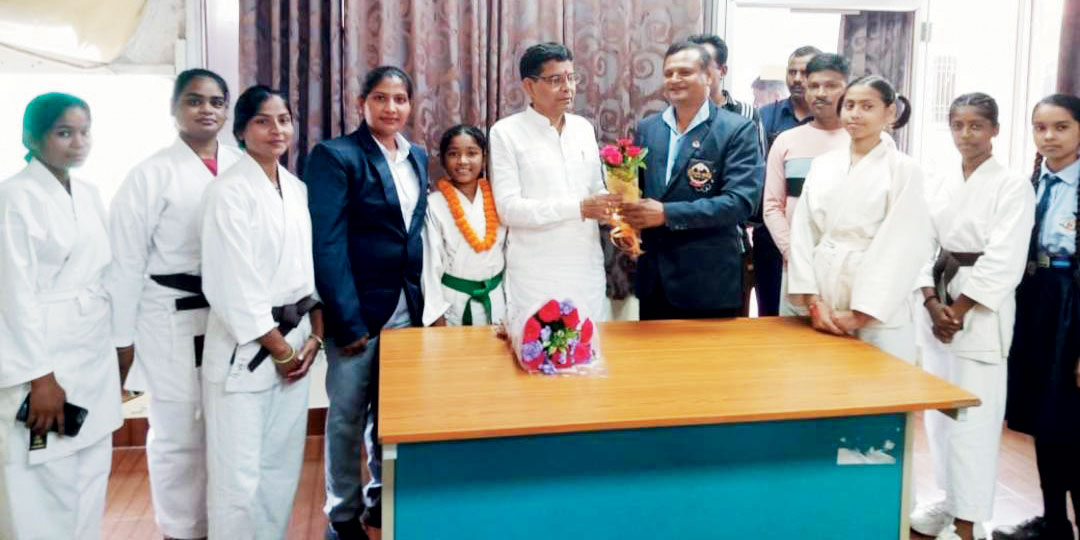 ओपन नेशनल कराटे चैम्पियनशिप के चयनित खिलाड़ी कैबिनेट मंत्री टंकराम वर्मा से मिले