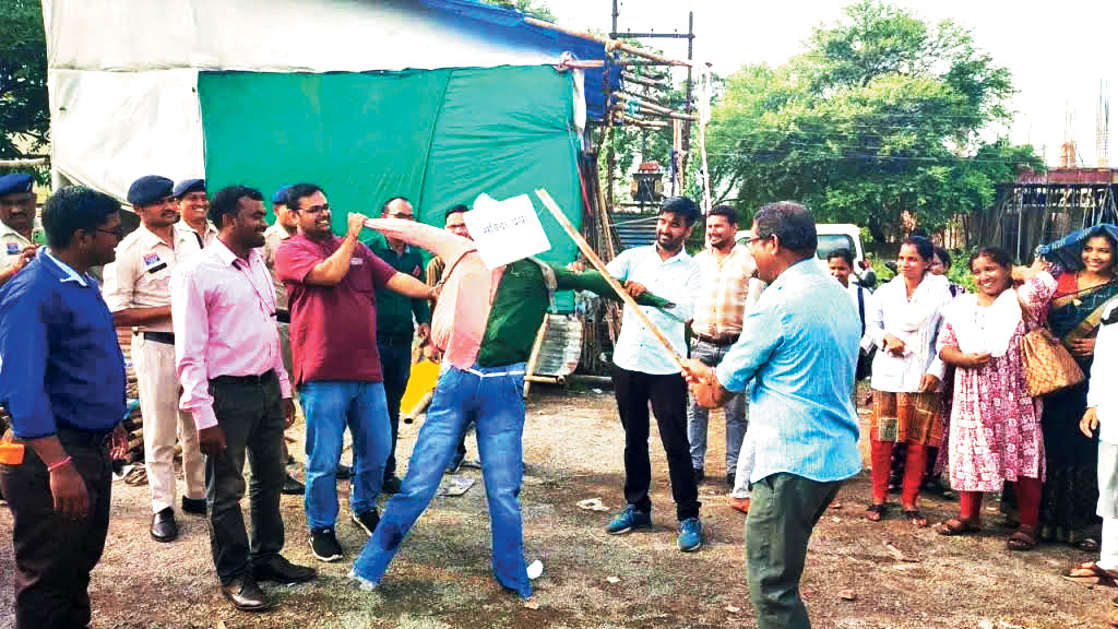 पुलिस ने पुतला जलाने से एनएचएम कर्मियों को रोका