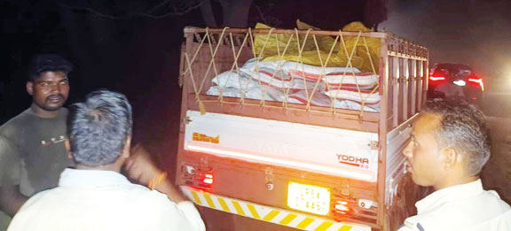 अवैध खाद पिकअप सहित जब्त