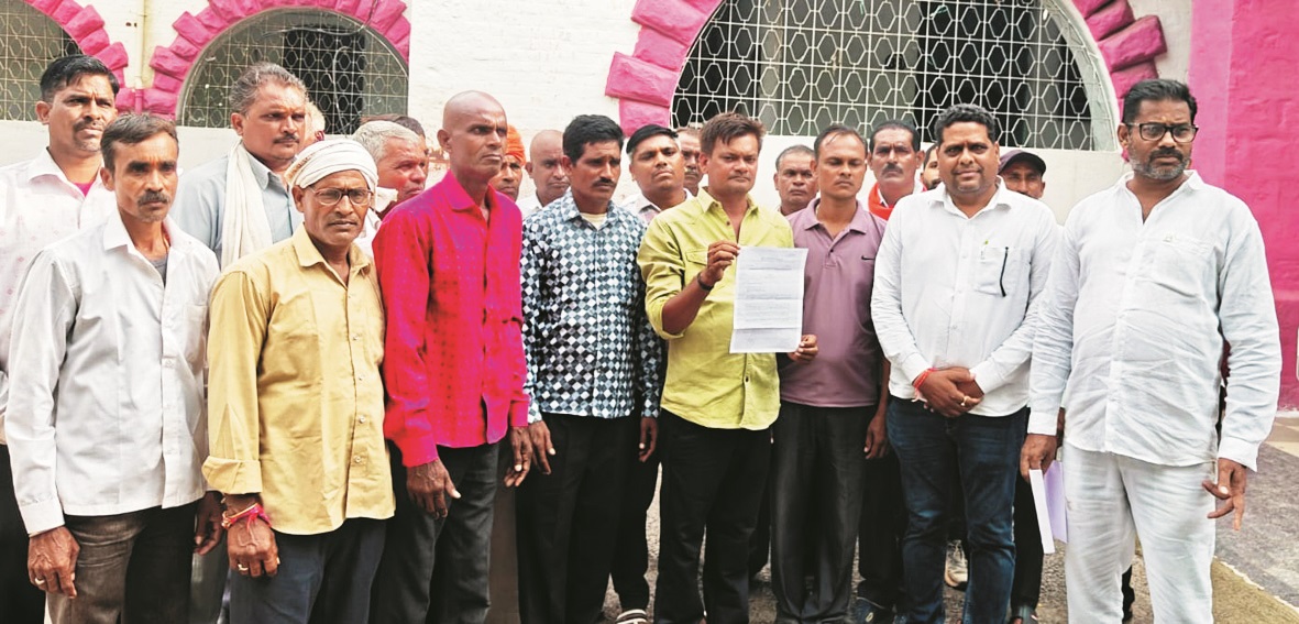 कर्ज से छुटकारा दिलाने पीडि़त किसानों ने कलेक्टर से की मांग