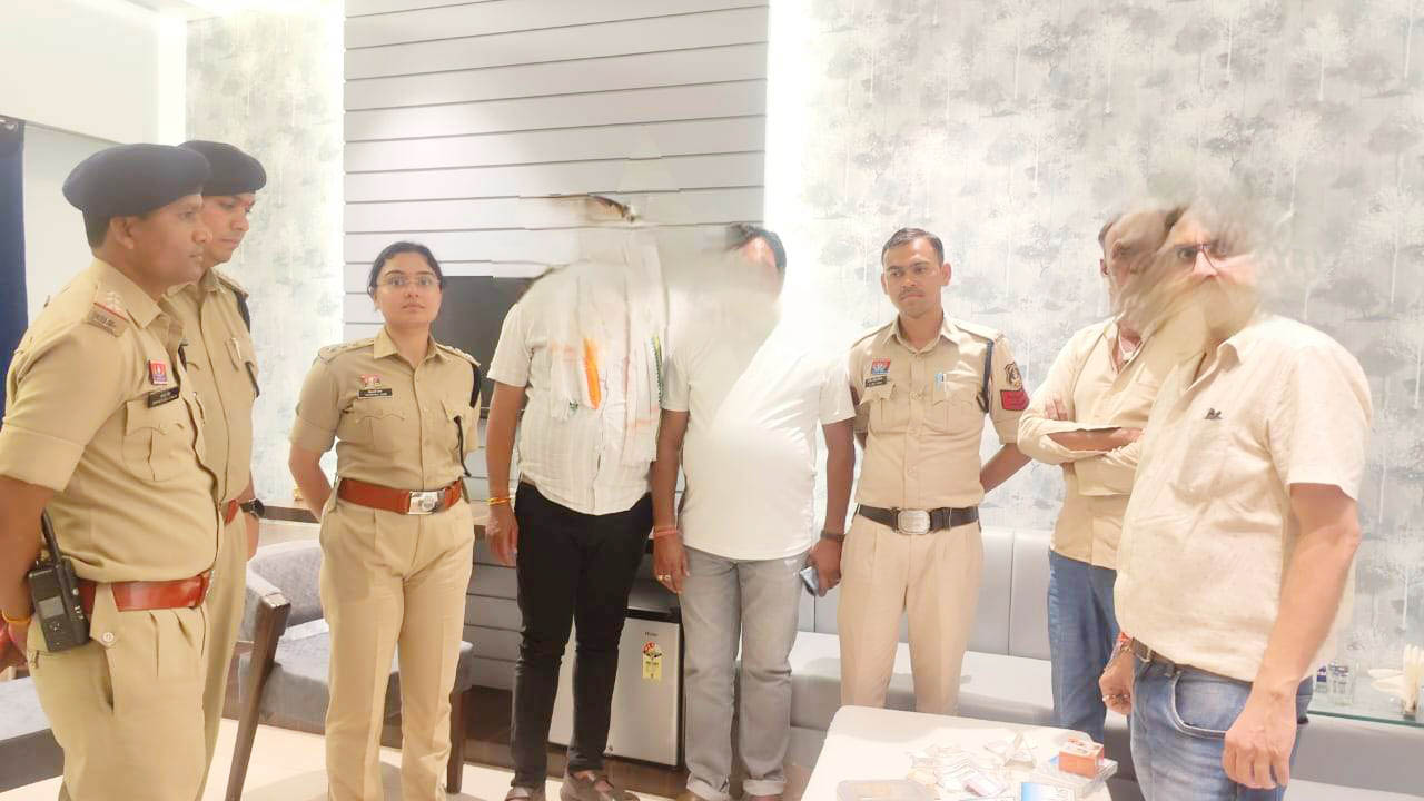 कांग्रेस जिपं सदस्य व रिटायर्ड शिक्षक समेत होटल मालिक का बेटा जुआ खेलते पकड़ाया