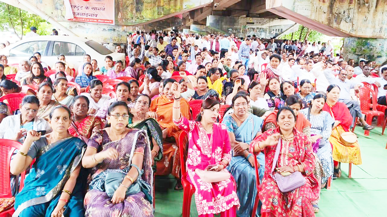  मुख्यमंत्री के नाम कलेक्टर को सौंपा ज्ञापन