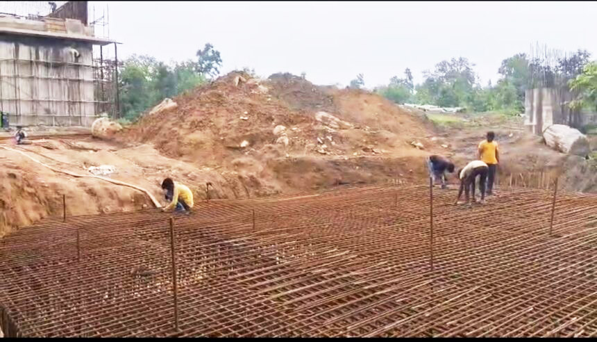 तमनार में गरीब परिवार पर बेदखली की कार्रवाई, बरसात में उजडऩे की कगार पर आशियाना