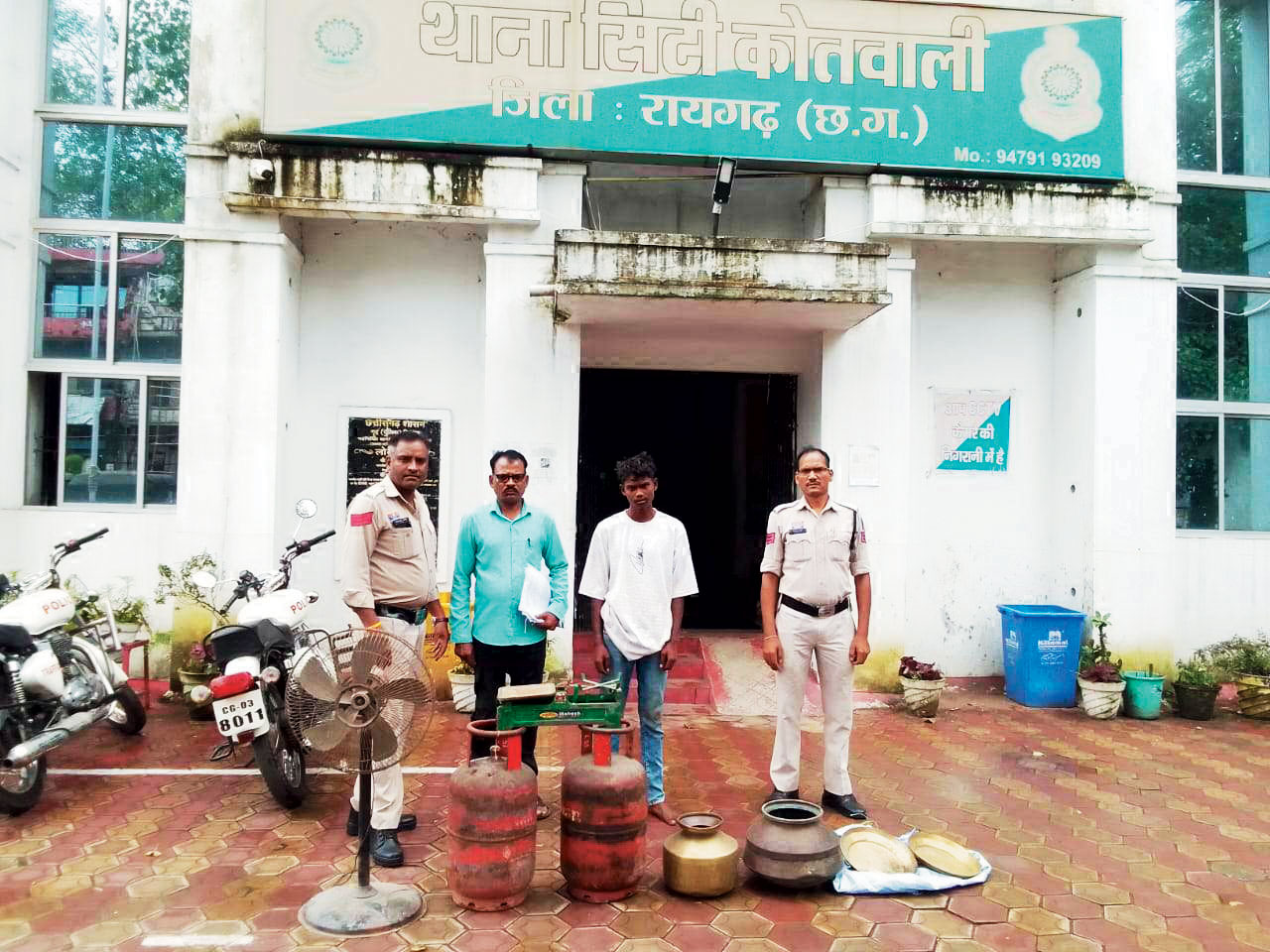 चोरी, एक नाबालिग समेत दो गिरफ्तार 