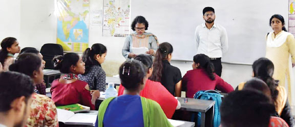 कलेक्टर ने लक्ष्य कोचिंग सेंटर का किया निरीक्षण, विद्यार्थियों को दिए सफलता के मंत्र