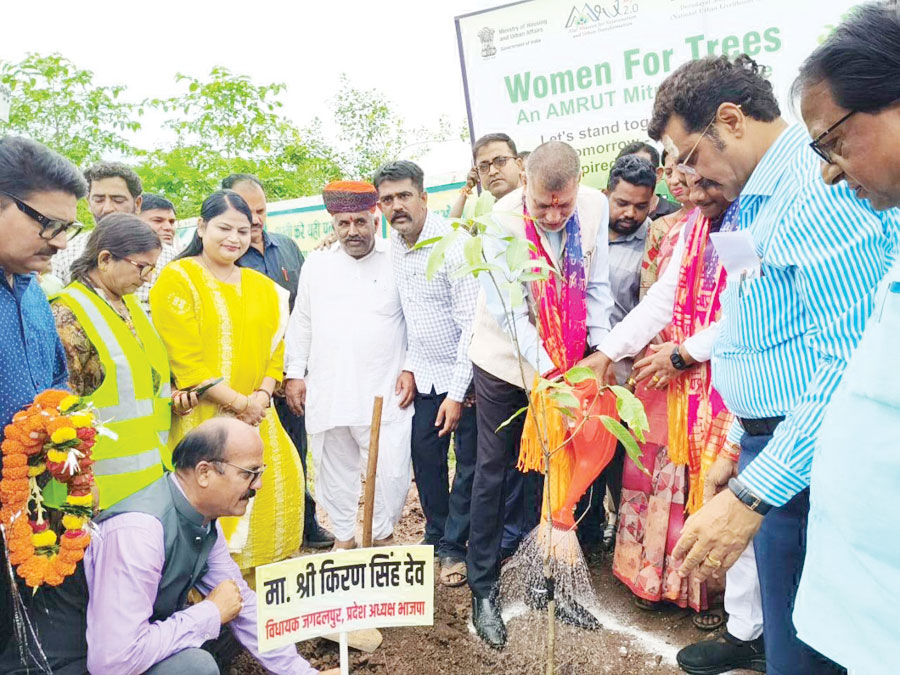 वन मंत्री ने पौधा रोप किया वूमन फॉर ट्री अभियान का शुभारंभ