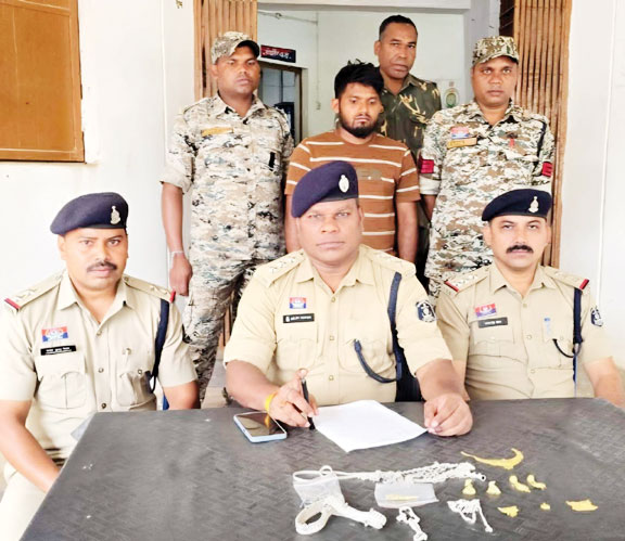 सूने मकानों से लाखों के जेवर चोरी, आरोपी बंदी