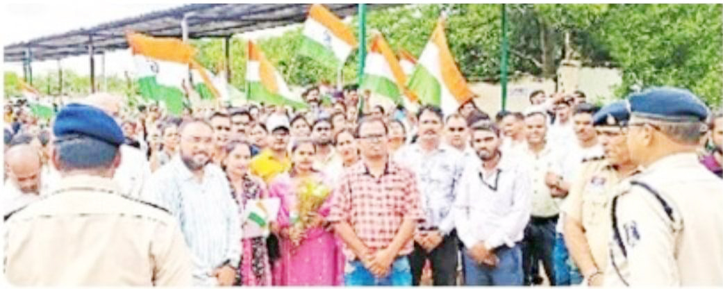 मंत्री को ज्ञापन सौंपने तिरंगा लेकर पहुंचे हड़ताली एनएचएम कर्मचारी