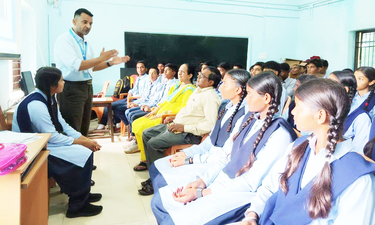 पीएम श्री शा.हरिहर उत्कृष्ट विद्यालय  में करियर गाइडेंस कार्यक्रम