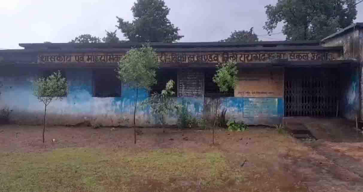 कई बरस से देलारी गांव का शाला भवन जर्जर