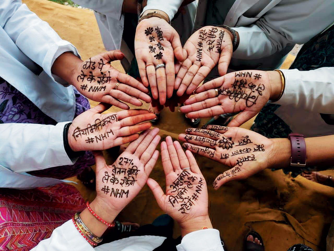 मेंहदी से गूंजी हक की पुकार, एनएचएम कर्मियों की हड़ताल को फेडरेशन का समर्थन