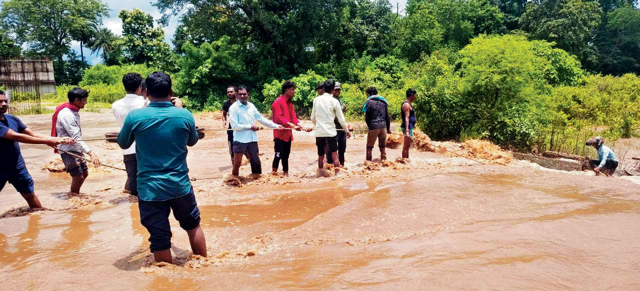 सुखा तेल नदी में पानी का अचानक तेज बहाव