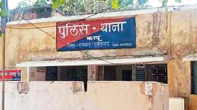 वाहन पलटने से आधा दर्जन घायल, चालक पर एफआईआर