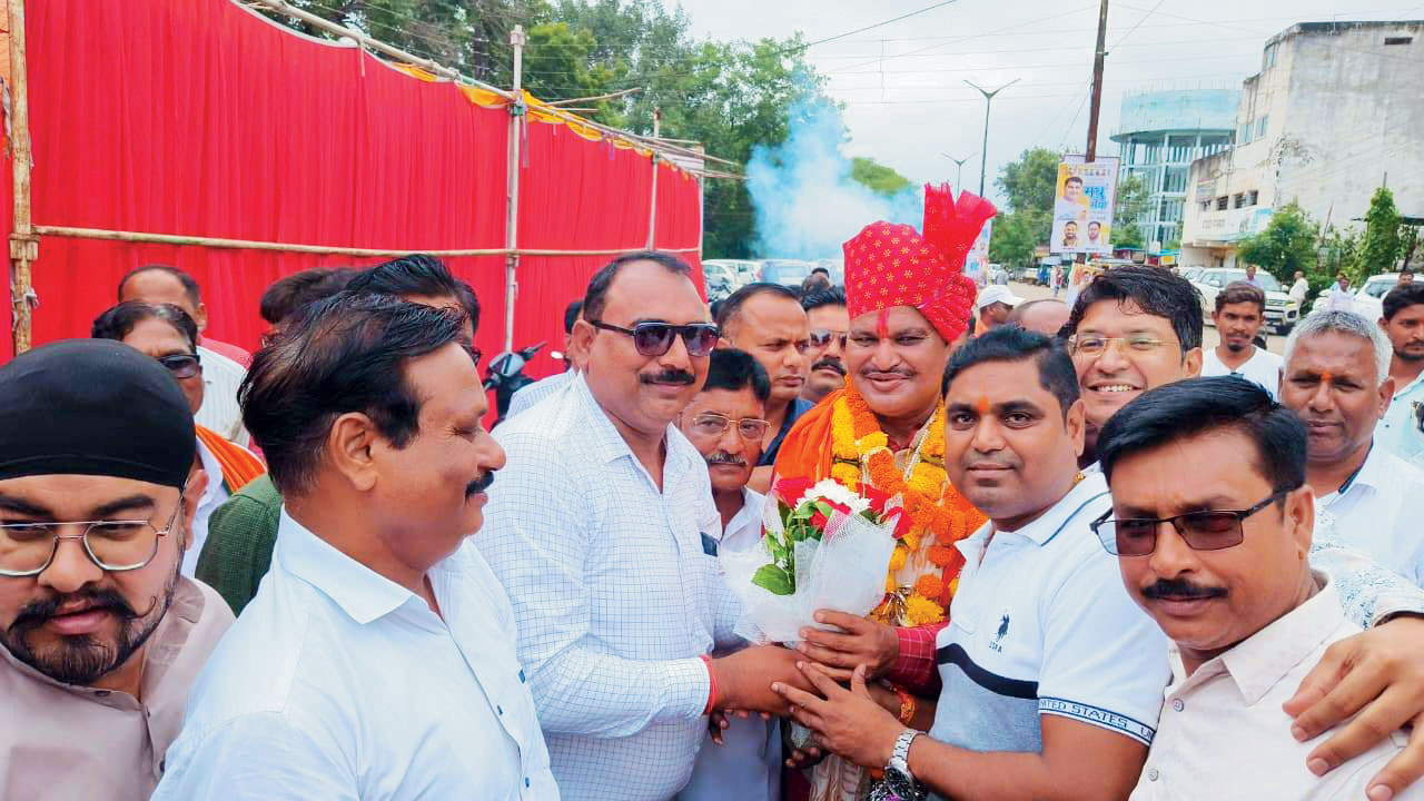 महापौर यादव के जन्मदिन पर समर्थकों और आम लोगों का मिलने लगा रहा तांता