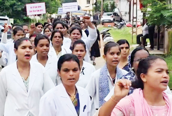 एनएचएम कर्मियों ने हड़ताल के पांचवें दिन निकाली महारैली