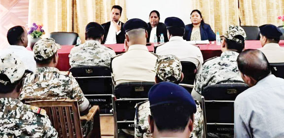 नेशनल लोक अदालत की तैयारी पर थाना प्रभारियों की ली बैठक