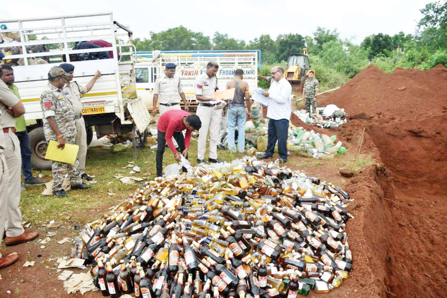 1 करोड़ 10 लाख की जब्त शराब को किया नष्ट