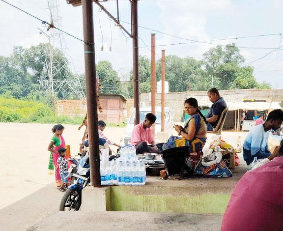 नगर पंचायत का पौनी पसारी बना शराबियों का अड्डा