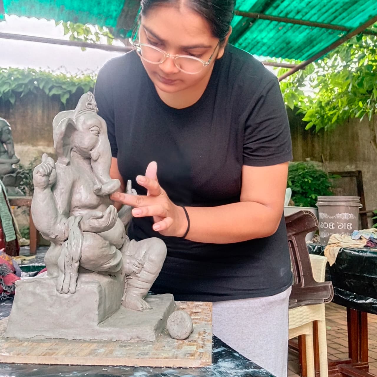 मूर्तिकार गणेश प्रतिमा को अंतिम रूप देते हुए - मोहता 