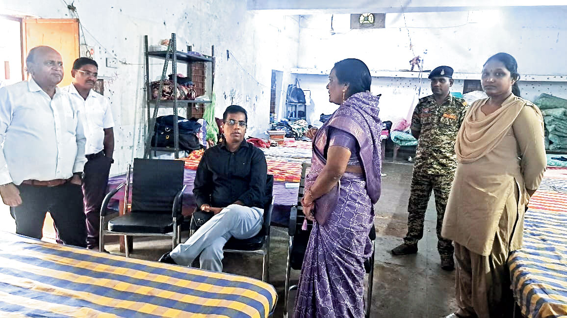 कलेक्टर ने कन्या छात्रावास का  किया निरीक्षण