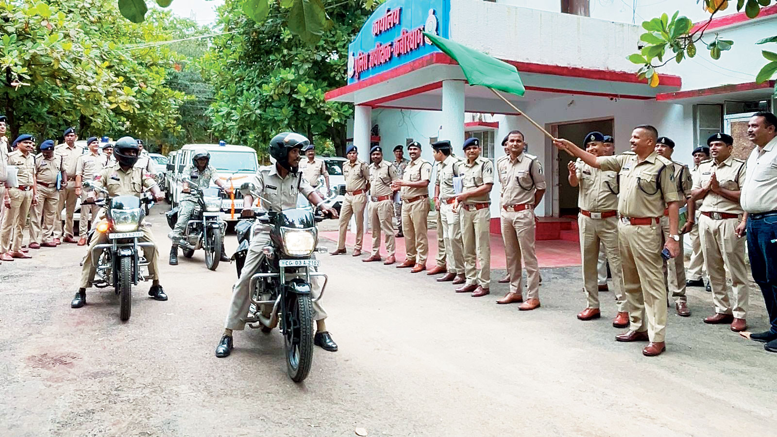 कबीरधाम पुलिस को मिली नई गाडिय़ां, एसपी ने झंडी दिखाकर किया रवाना कबीरधाम पुलिस को मिली नई गाडिय़ां, एसपी ने झंडी दिखाकर किया रवाना
